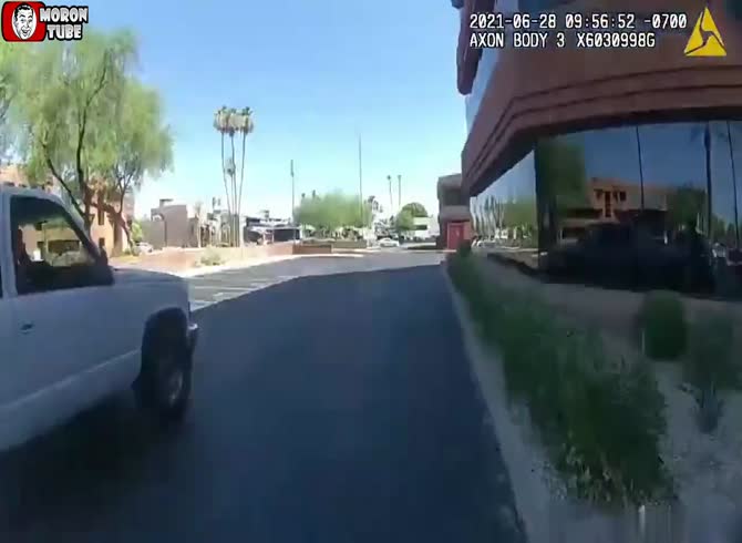 Video :A driver tries to collide with a police officer and then runs away